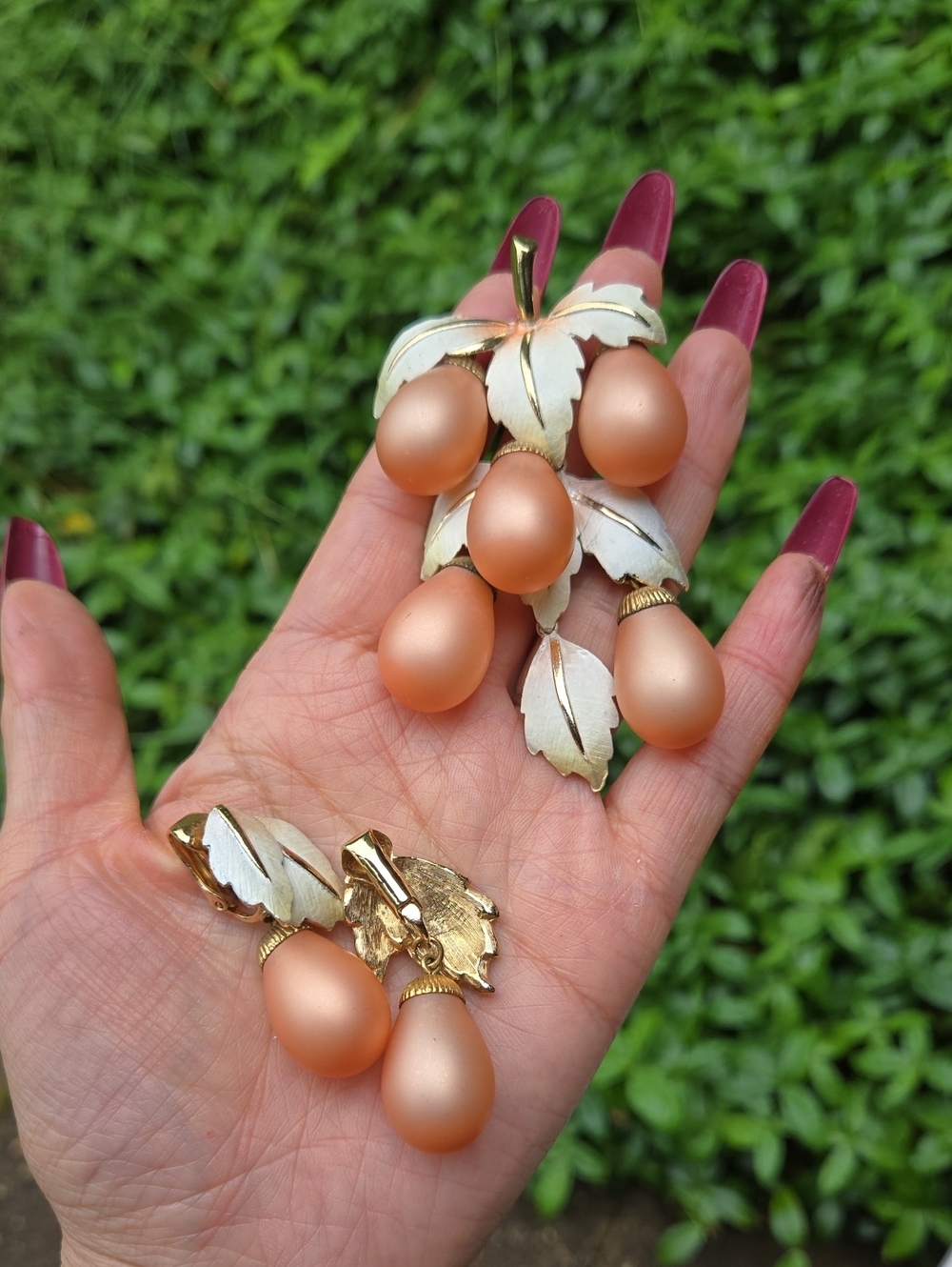 Vintage Peach and Gold Enamel Leave Grapes Brooch Necklace Pendabt Earring Set - Picture 15 of 17